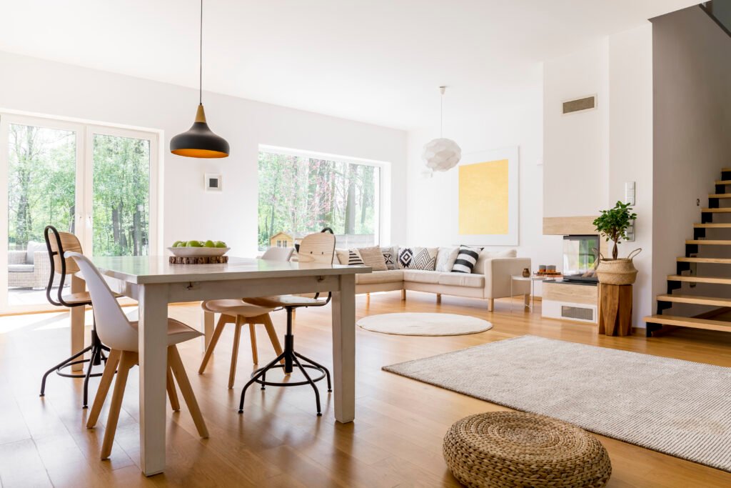Ljust och modernt vardagsrum med matplats och naturligt ljus – symbol för ett rent och harmoniskt hem