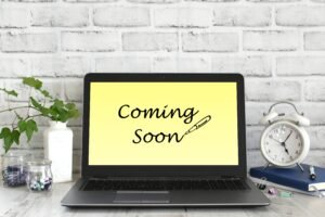 Laptop med texten “Coming Soon” på skärmen – symboliserar kommande onlinebokning hos Rentopia AB_ Boka Online